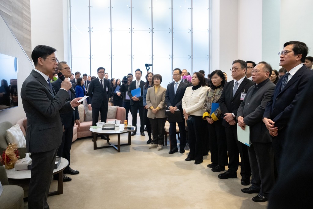 陳振英代替立法會主席李慧琼主持今早前廳交流會。立法會秘書處圖片