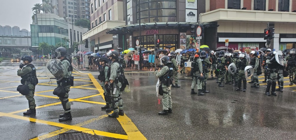防暴警察大河道戒備