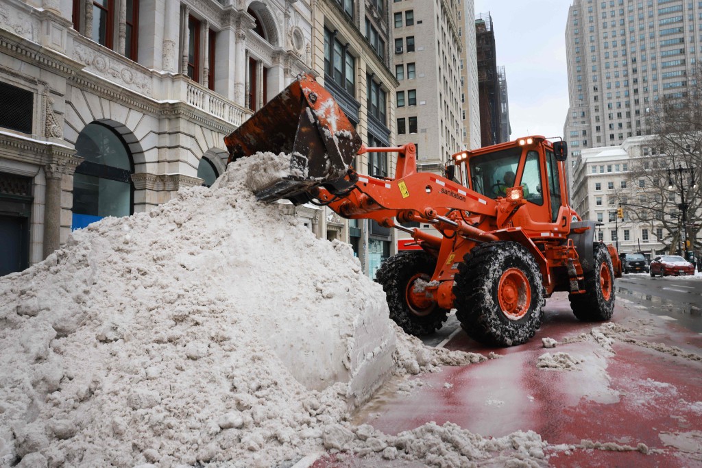 纽约市街头出动铲雪车。法新社