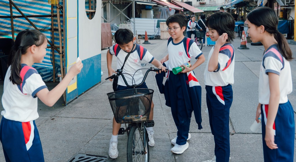 在長洲街頭，隨時會碰上同學。（圖片來源：《親子王》）
