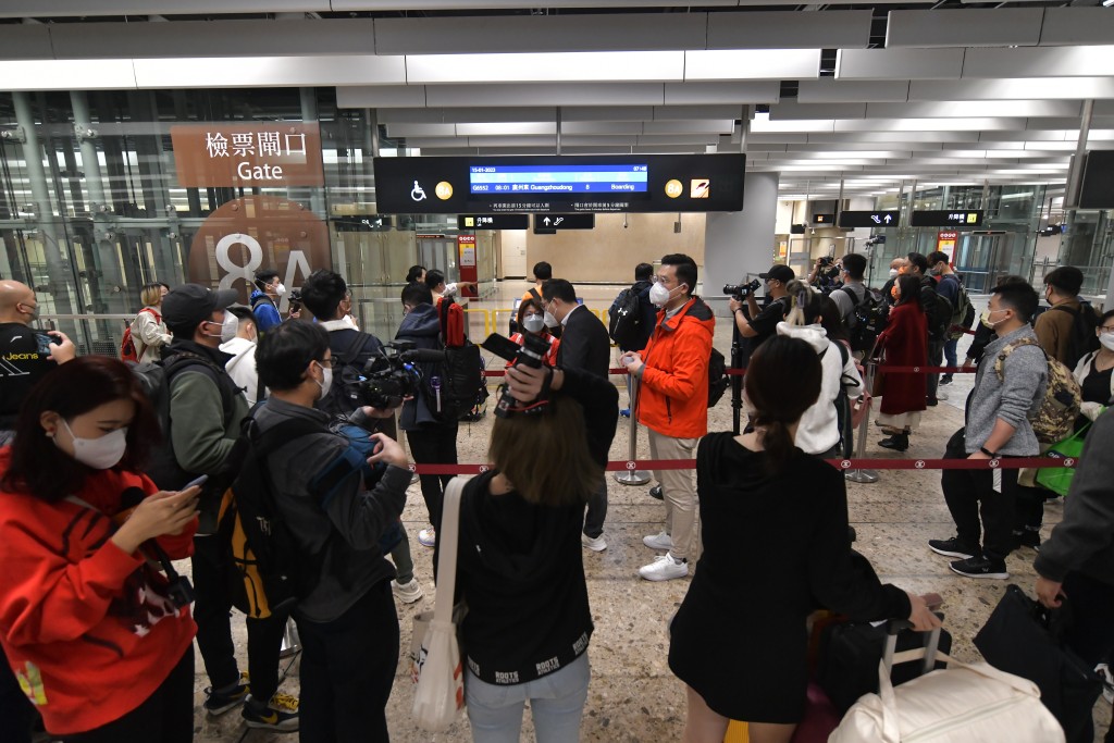 由香港開往廣州東的列車，上午約8時由西九開出。有市民排隊上車。（陳極彰攝）