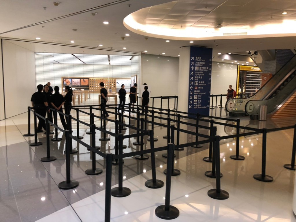 開售日,位於觀塘apm的Apple Store,先在店外準備好圍欄維持秩序。網民史蒂芬工作多圖片