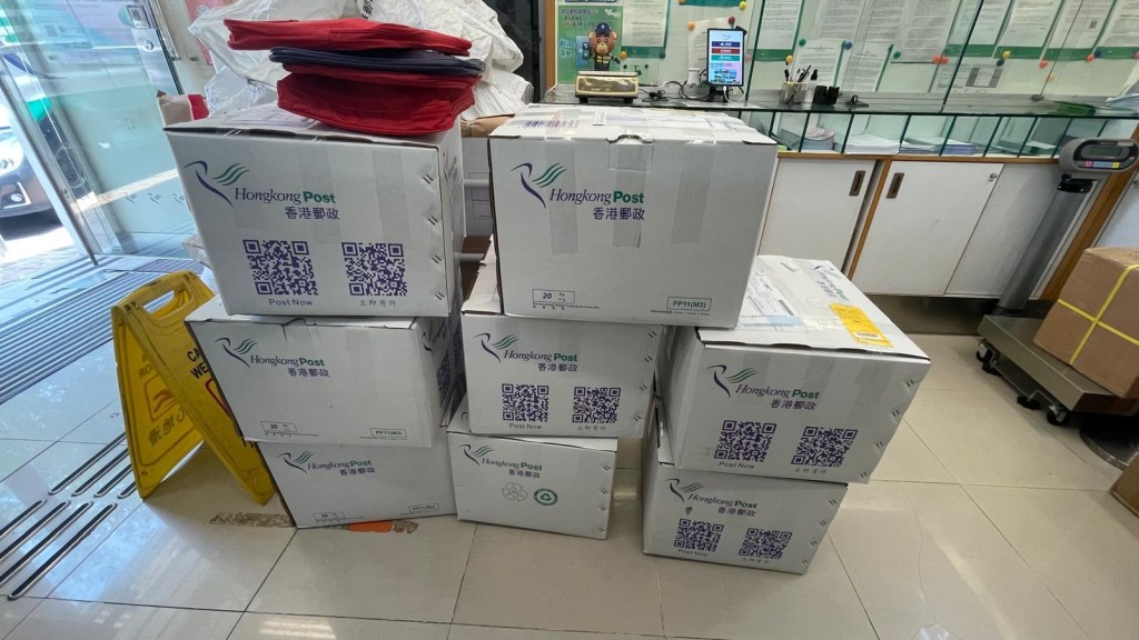 他指雖知道郵差是體力勞動,日曬雨淋派信很辛苦,但只要捱過三年試用期轉長工,便可擁有安穩的生活。受訪者提供 他指雖知道郵差是體力勞動,日曬雨淋派信很辛苦,但只要捱過三年試用期轉長工,便可擁有安穩的生活。受訪者提供