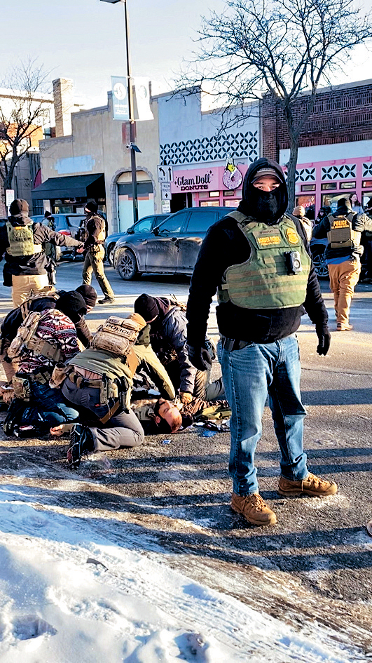 在明尼阿波利斯市，男護士普雷蒂被槍殺後，執法人員圍在屍體旁。