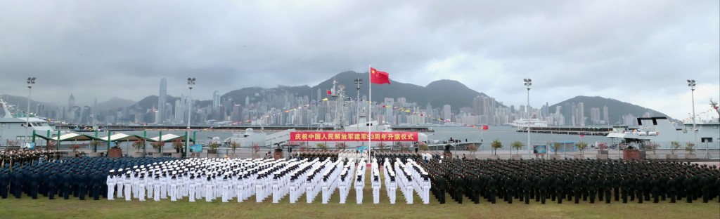 駐港部隊在昂船洲軍營舉行升旗儀式,慶祝中國人民解放軍建軍93周年。
