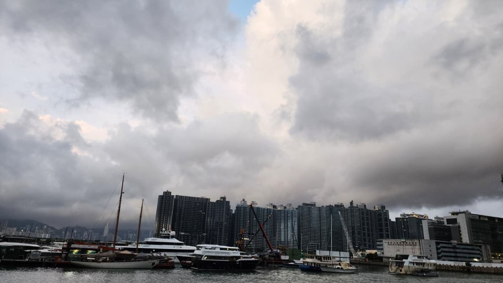 初時部分地區驟雨較多及有狂風雷暴。黎志偉攝