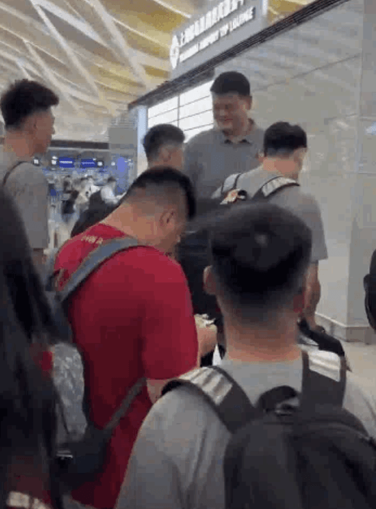 中國男籃昨天（７月６日）下午正式從上海出發開啟歐洲操練之旅，姚明親自前來送行。