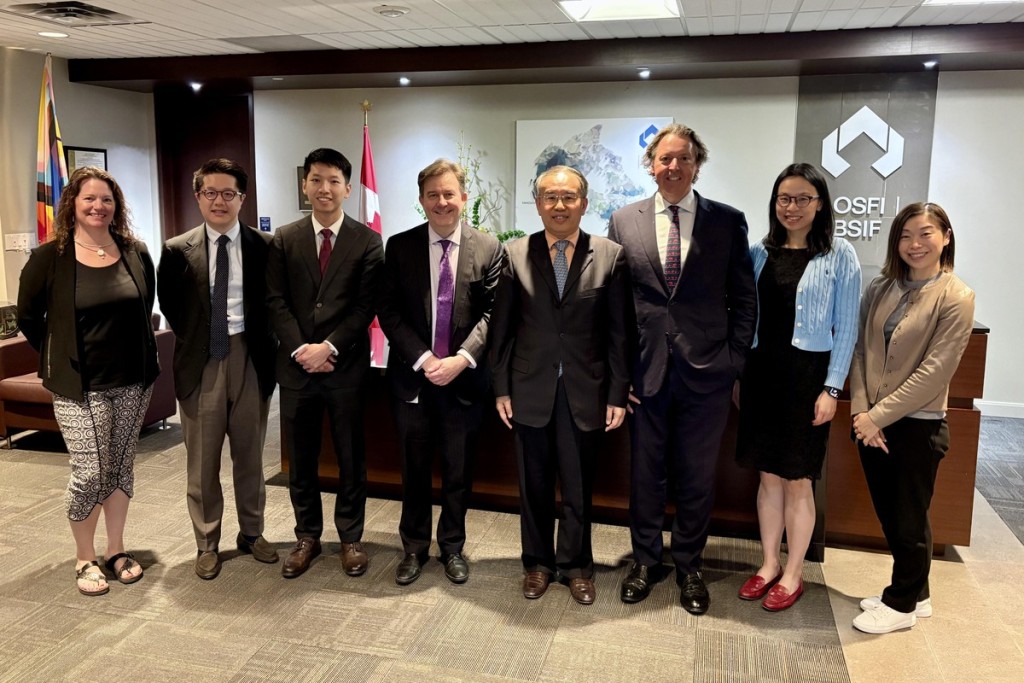 許正宇(右四)早前在加拿大與加拿大金融機構監管局專員Peter Routledge(左四)會面。政府新聞處 許正宇(右四)早前在加拿大與加拿大金融機構監管局專員Peter Routledge(左四)會面。政府新聞處