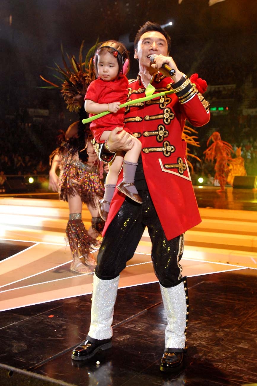 锺懿只有2、3岁时，已被爸爸带上红馆舞台。