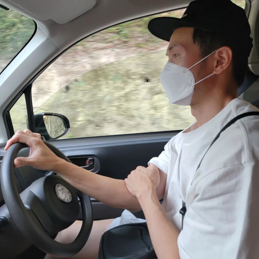 爸爸陳豪負責揸車，車上都係戴住口罩。