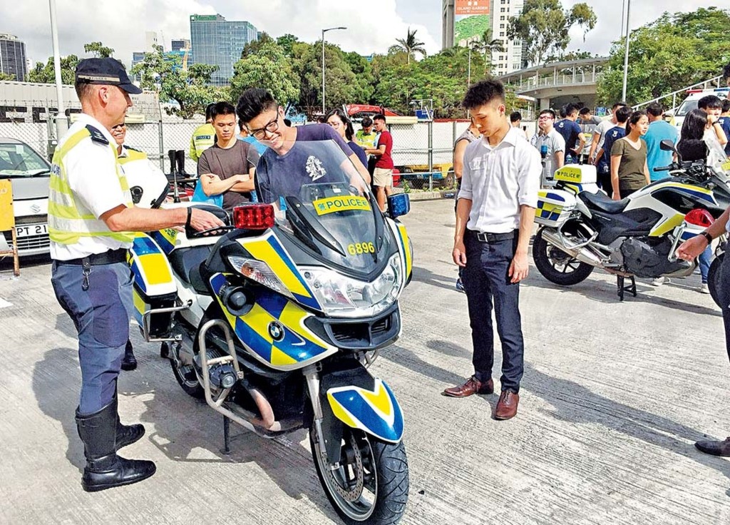 陳智穎(左三)於大學時期參與警隊學長計劃，並出席東九龍總區交通部舉辦的活動。