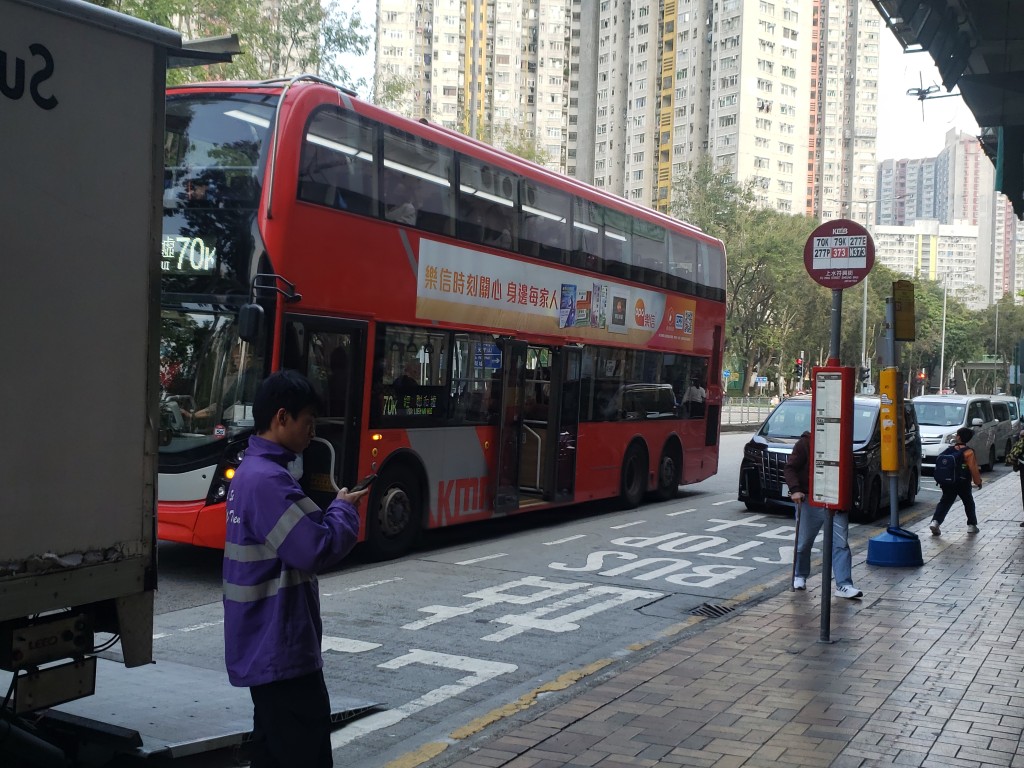 除了私家車，還不時有貨車上落貨。