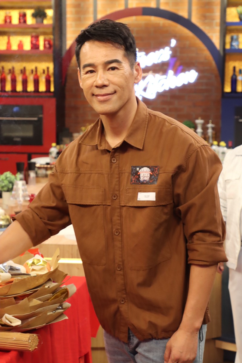 徐荣最近再做老板投资火锅店。