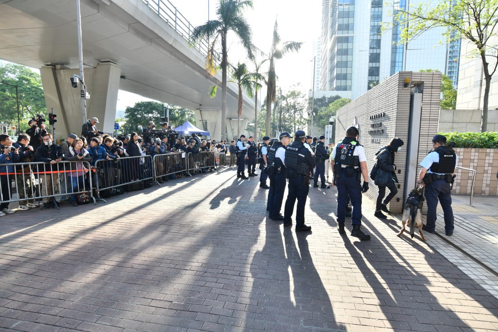 黎智英案裁決日,西九法院外排隊及警察佈防情況。 黎智英案裁決日,西九法院外排隊及警察佈防情況。