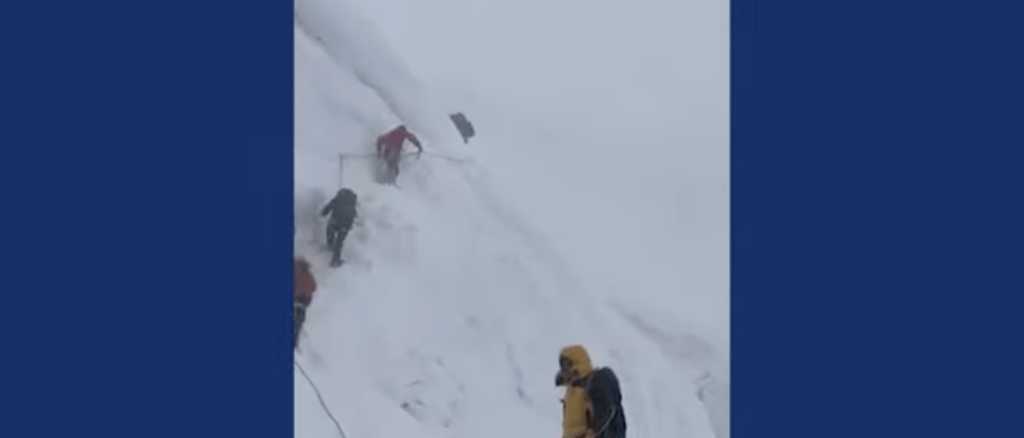 肯尼森于今月19日成功登上被喻为世界第一峰的珠穆朗玛峰，却在下山途中不幸身亡。