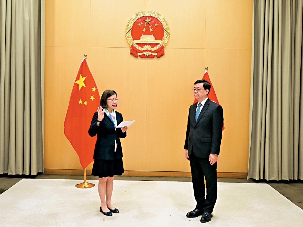谢小华（左）昨在行政长官李家超（右）监誓下宣誓就职。