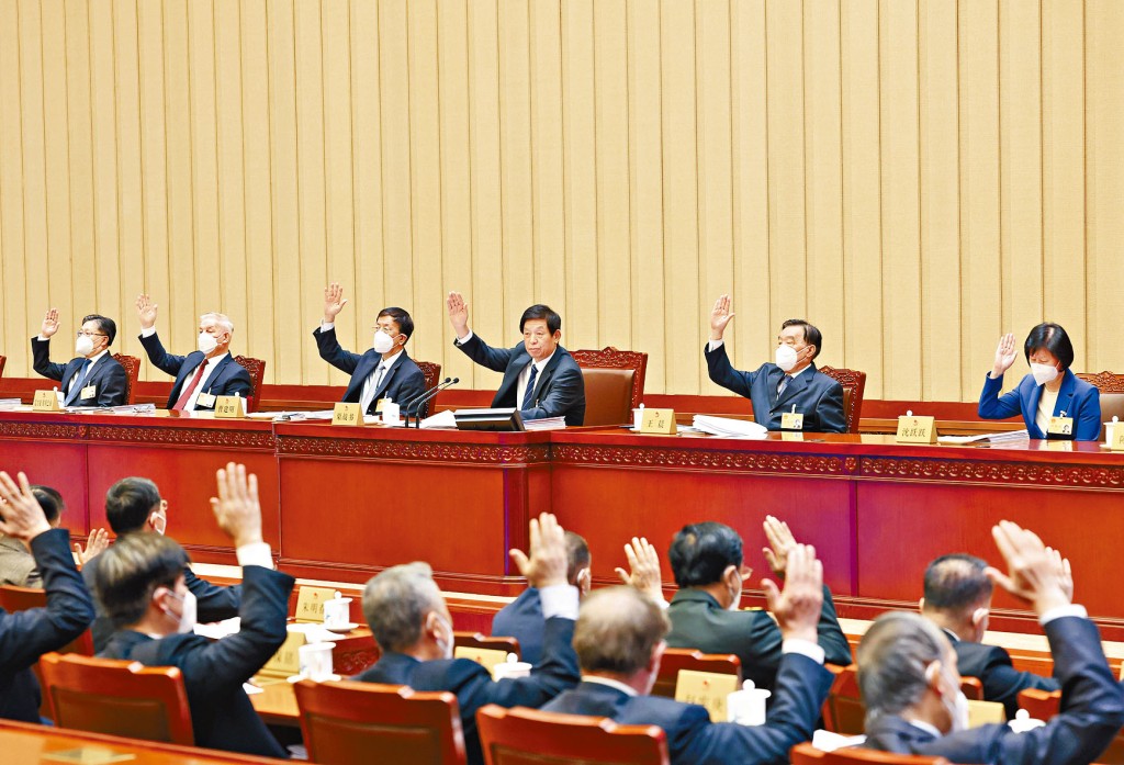 十三屆全國人大常委會第三十八次會議在北京人民大會堂閉幕。由栗戰書委員長主持會議。 