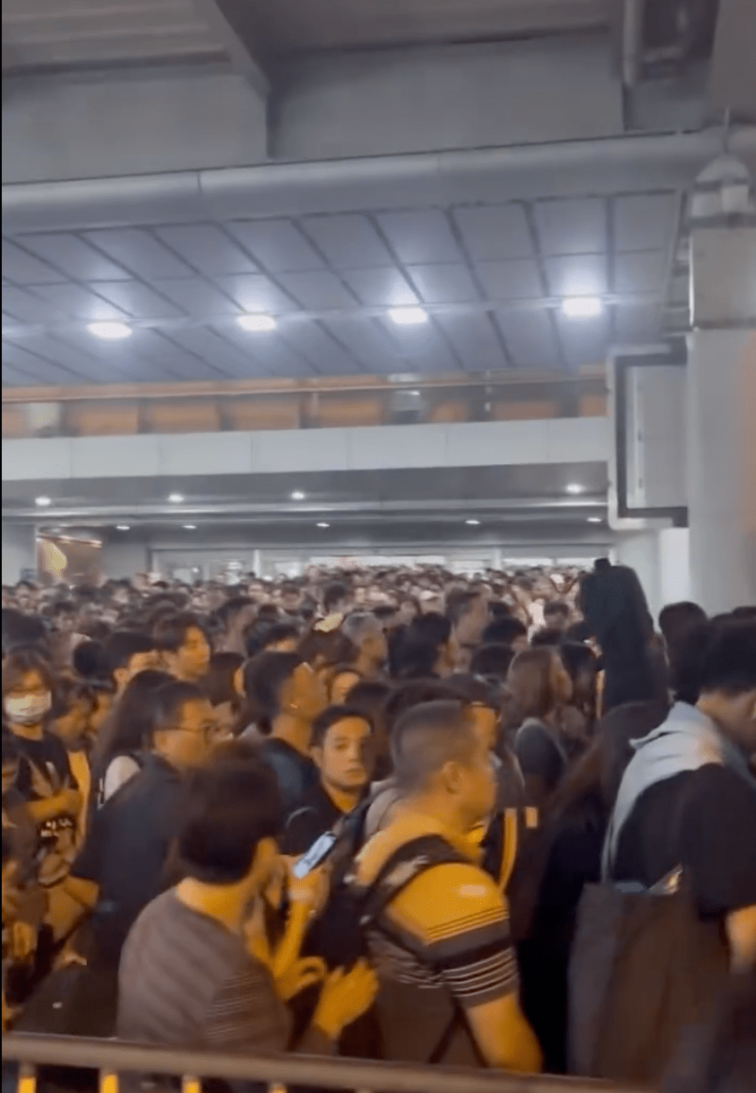 復活節長假期周二結束，周一晚上深圳灣口岸出現人龍過關返港。Threads @peanut_683383 影片截圖