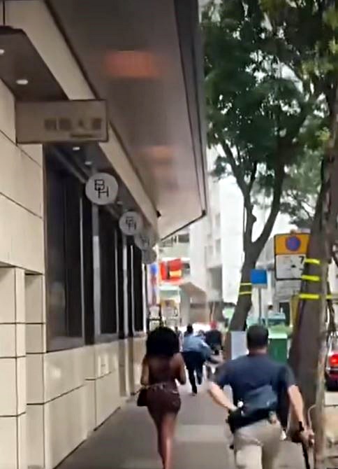 警員追截涉案女子。fb:香港交通及突發事故報料區 警員追截涉案女子。fb:香港交通及突發事故報料區
