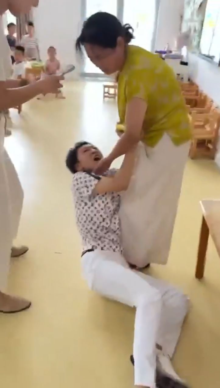 山東發生「觀塘apm式外婆打人」2.0事件，中年婦如喪屍般咬人。