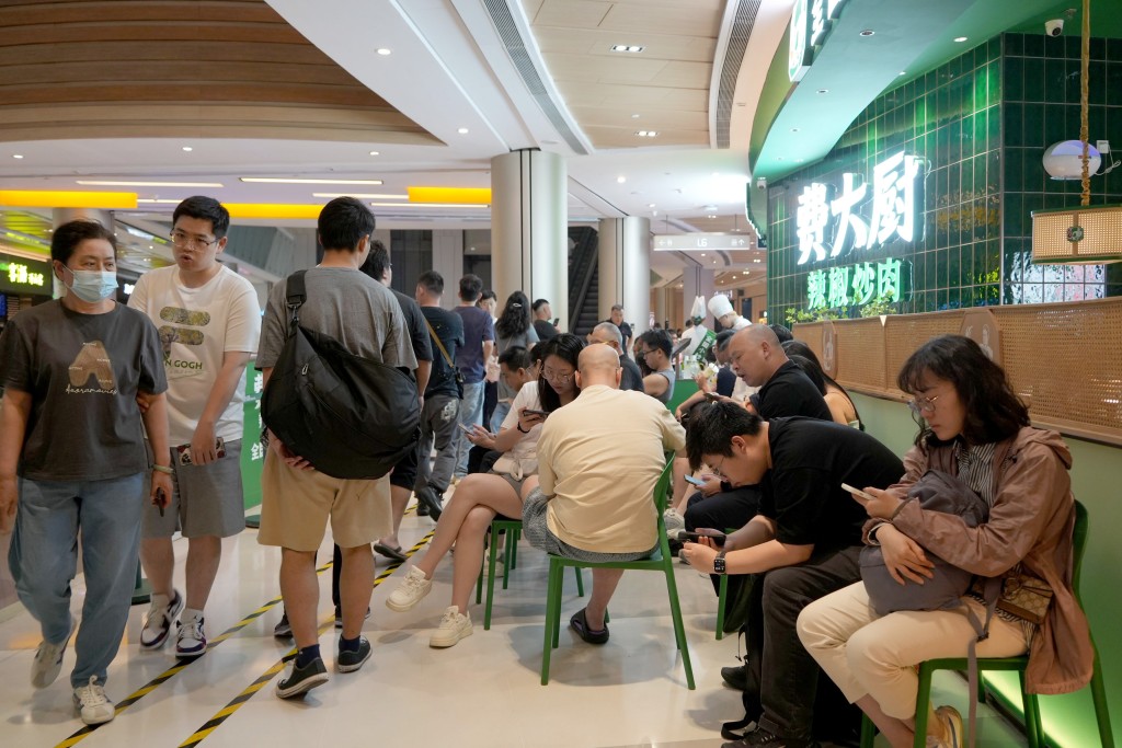 對於這個論點，有網民提出關鍵理由反擊，指出即使是同一位香港老闆，內地物價較低依然具絕對優勢。