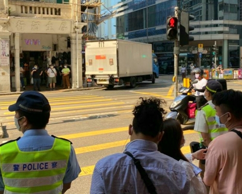 警方於港島區打擊行人違例過路。