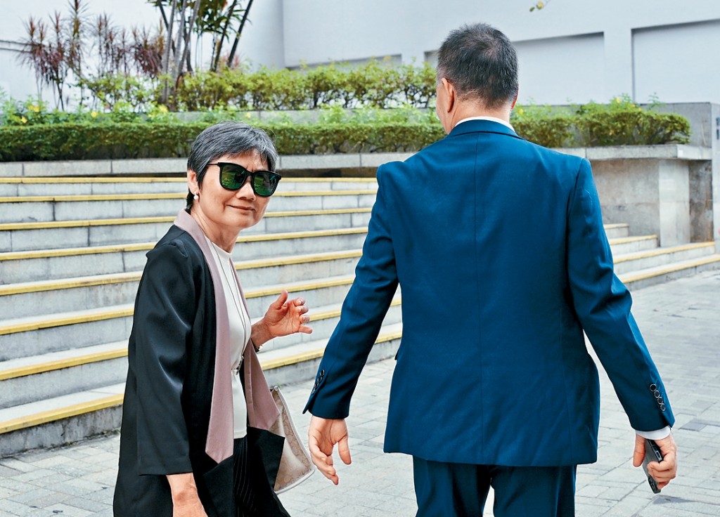 控方以2022年9月3日為例,指出被告蔡淑梅(左)單日簽發了222張免針紙。
