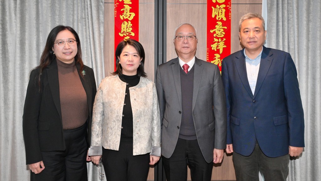 國家商務部外貿司副司長李娜（左二）、環境及生態局局長謝展寰（右二）、環境及生態局常任秘書長（食物）楊碧筠（左一）和中聯辦經濟部副部長兼貿易處負責人周強（右一）合照。政府新聞處