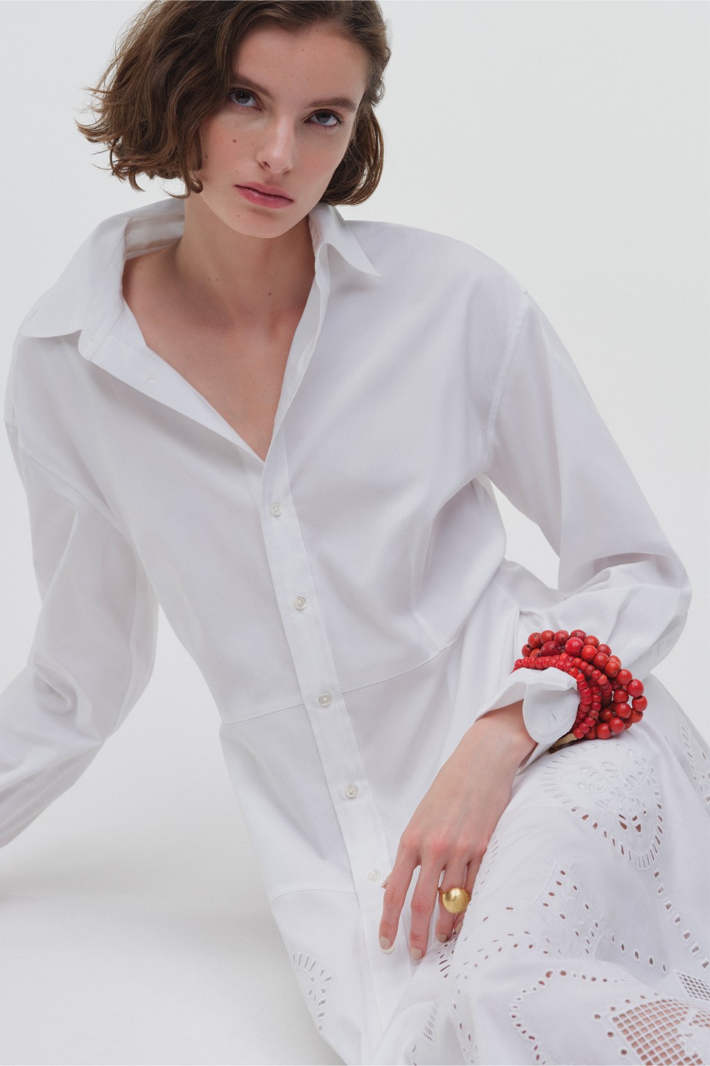 白恤衫是春夏季的热门单品，简单有型，配衬抢眼的红色珠串手链，即时提亮整个造型。（Polo Ralph Lauren）