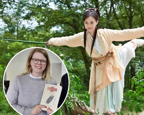 郝玉青（Anna Holmwood，小图）解释黄蓉英文名字叫Lotus Huang原来另有深意。