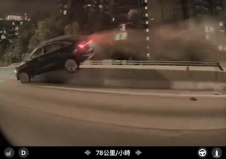 Audi在屯門公路飛馳，但失事剷上石壆，撞毀燈柱越過對面線。網上片段截圖