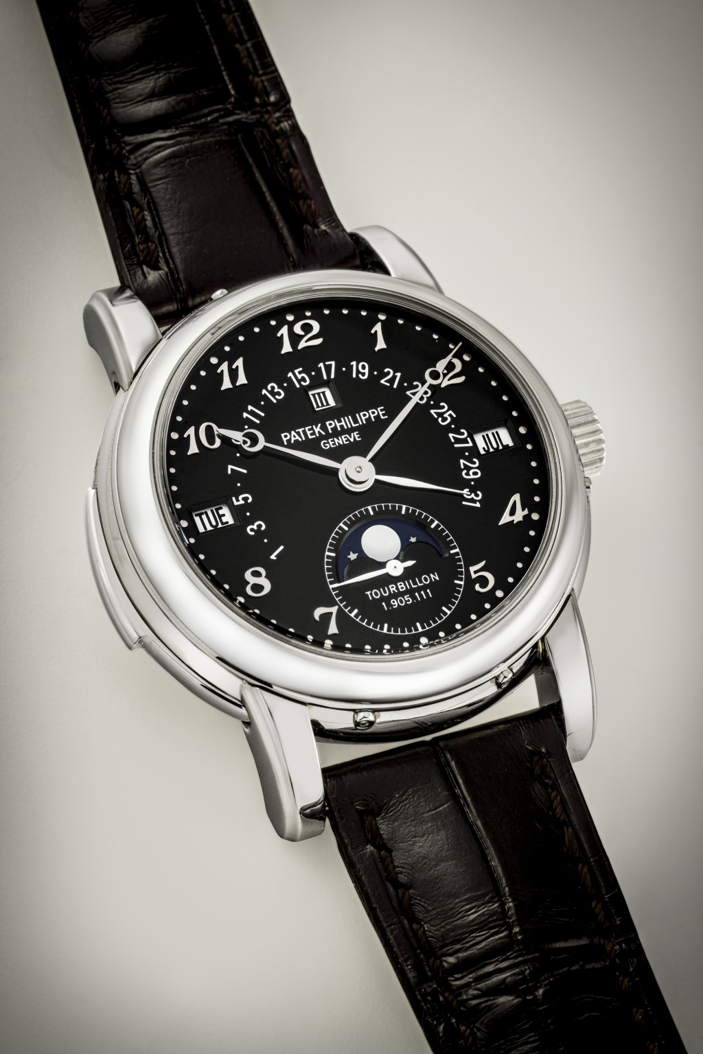 Patek Philippe鉑金黑色錶盤三問萬年曆腕錶，型號5016P-018，約2009年製。 成交價：6,300,000港元。