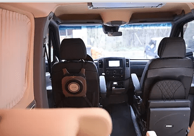 專家建議應擺放在汽車正中央的位置，車用空氣清淨機能更加有效率的使整個空間空氣淨化。