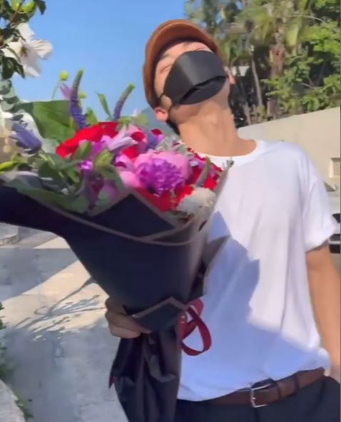 給「媽咪」送上鮮花。