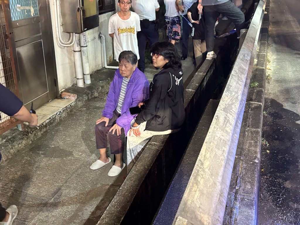 有長者疏散到安全位置。曾志恒攝