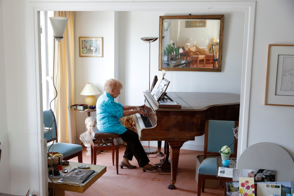 马兹（Colette Maze）弹琴超过一个世纪，她说钢琴是挚友、是生命。 路透社