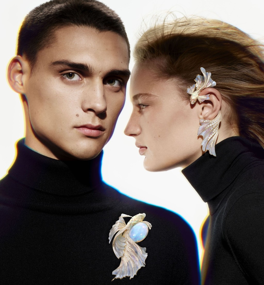 圖左及右圖/18K玫瑰金Opalescence項鏈鑲嵌一顆71.69卡的蛋面切割埃塞俄比亞白色歐泊石、一顆46.91卡的蛋面梨形切割埃塞俄比亞白色歐泊石。另鑲嵌歐泊石珠子,總重1,518.78卡,並以漆面點綴。圖右/18K玫瑰金吊墜耳環,鑲嵌歐泊石及鑽石,並以漆面點綴。