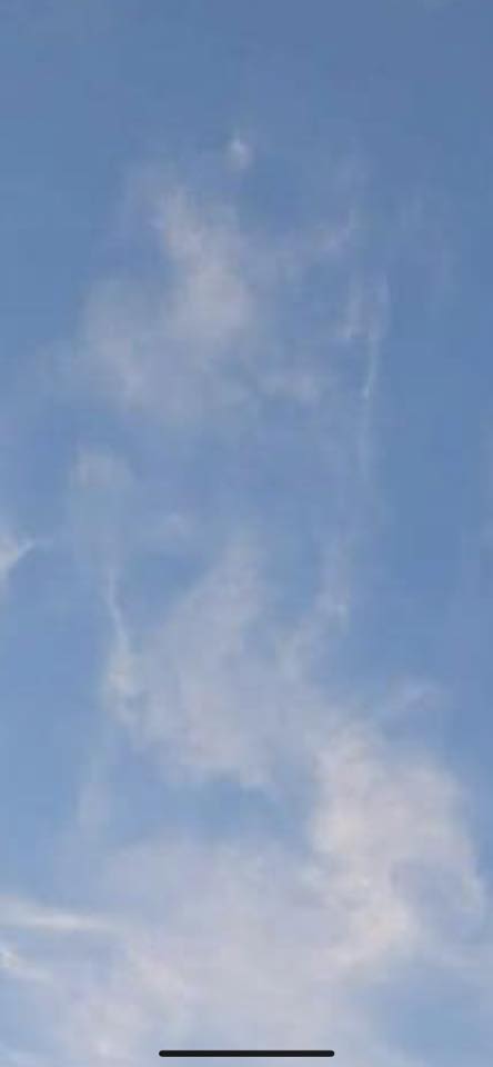 有网民剪裁云朵的突写相片。网图