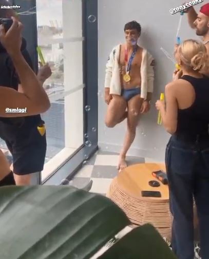 工作人员帮手吹泡泡。