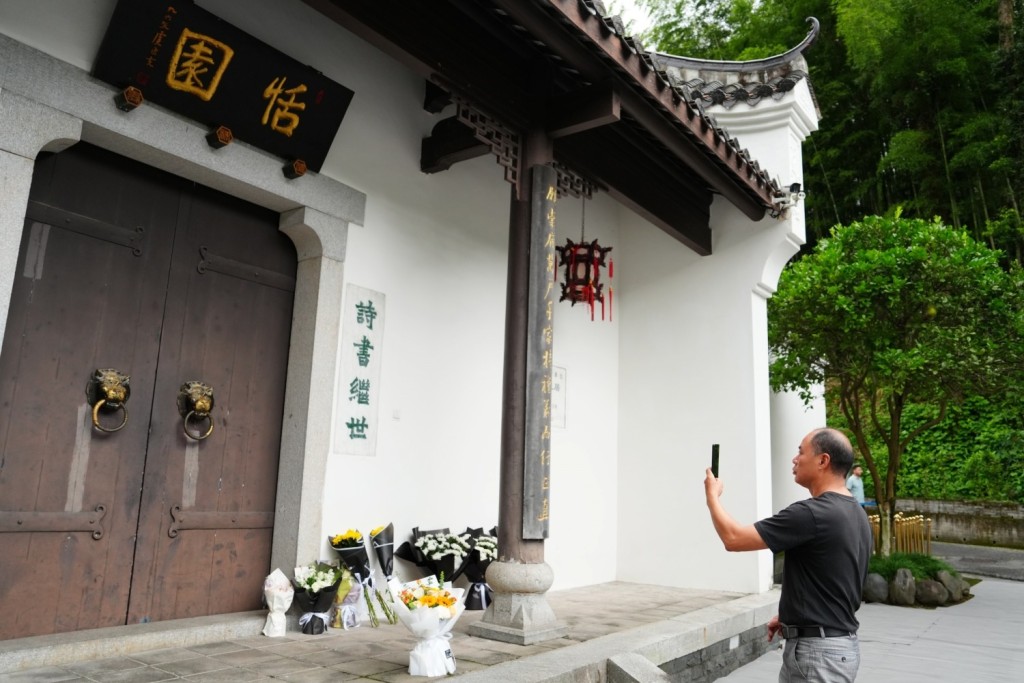 民眾前往位於湖南長沙的朱鎔基祖居「恬園」門前獻花悼念。 中新社 民眾前往位於湖南長沙的朱鎔基祖居「恬園」門前獻花悼念。 中新社