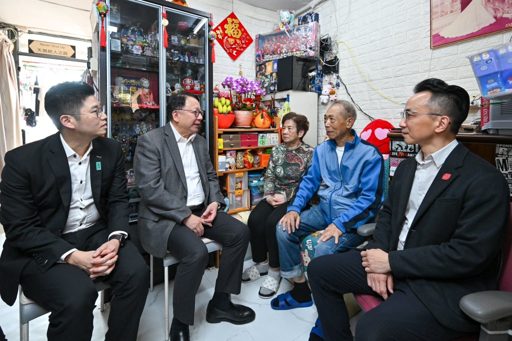 政务司司长陈国基（左二）到顺利邨探访两户家庭。陈国基fb