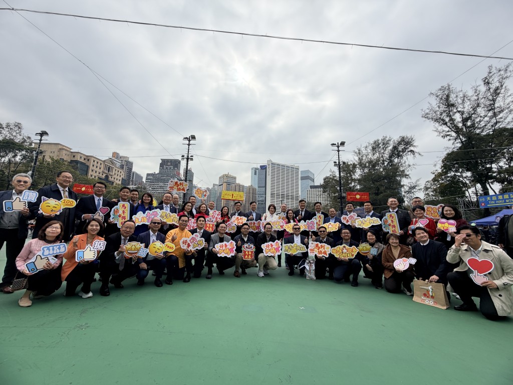 大合照時，所有議員都大「晒冷」。