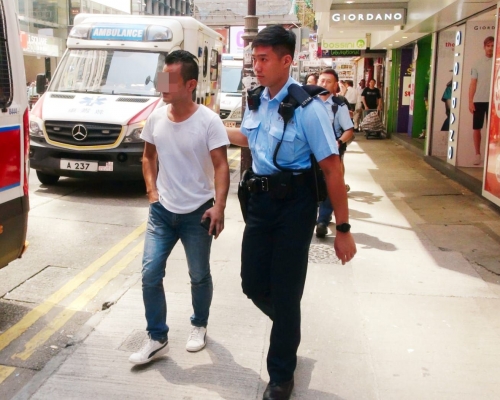 警方在現場拘捕兩名搬運工人。林思明攝