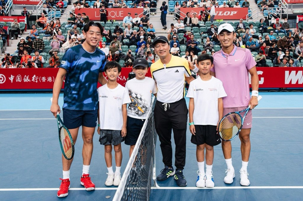 前美籍華裔名將張德培(中)帶同兒子(左三)出席黃澤林及商峻程的開球禮。大會FB 相