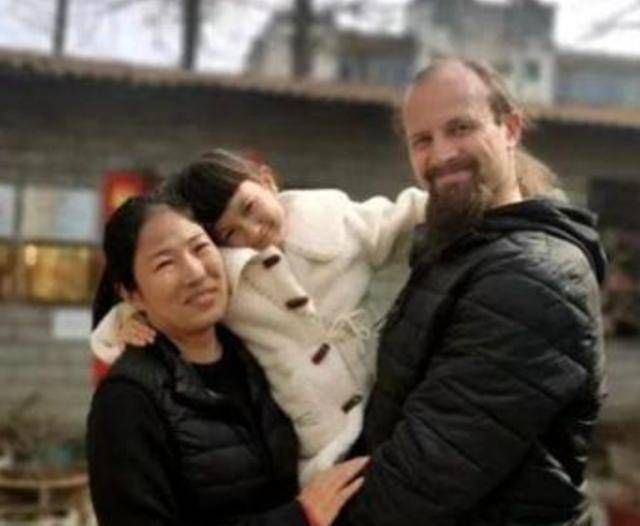 傑克在中國娶妻生子，說著一口流利的中文。