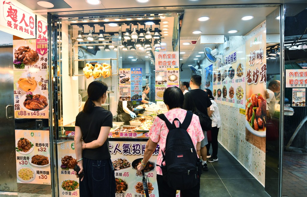 疫市後經濟不景,廉價的「兩餸飯」趁勢冒起。盧江球攝 疫市後經濟不景,廉價的「兩餸飯」趁勢冒起。盧江球攝