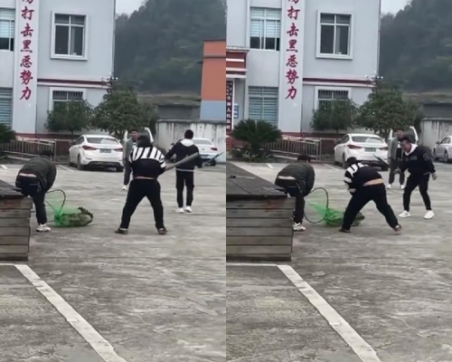 一群人在雲南省昭通市牛寨鄉人民政府門口打狗。網圖