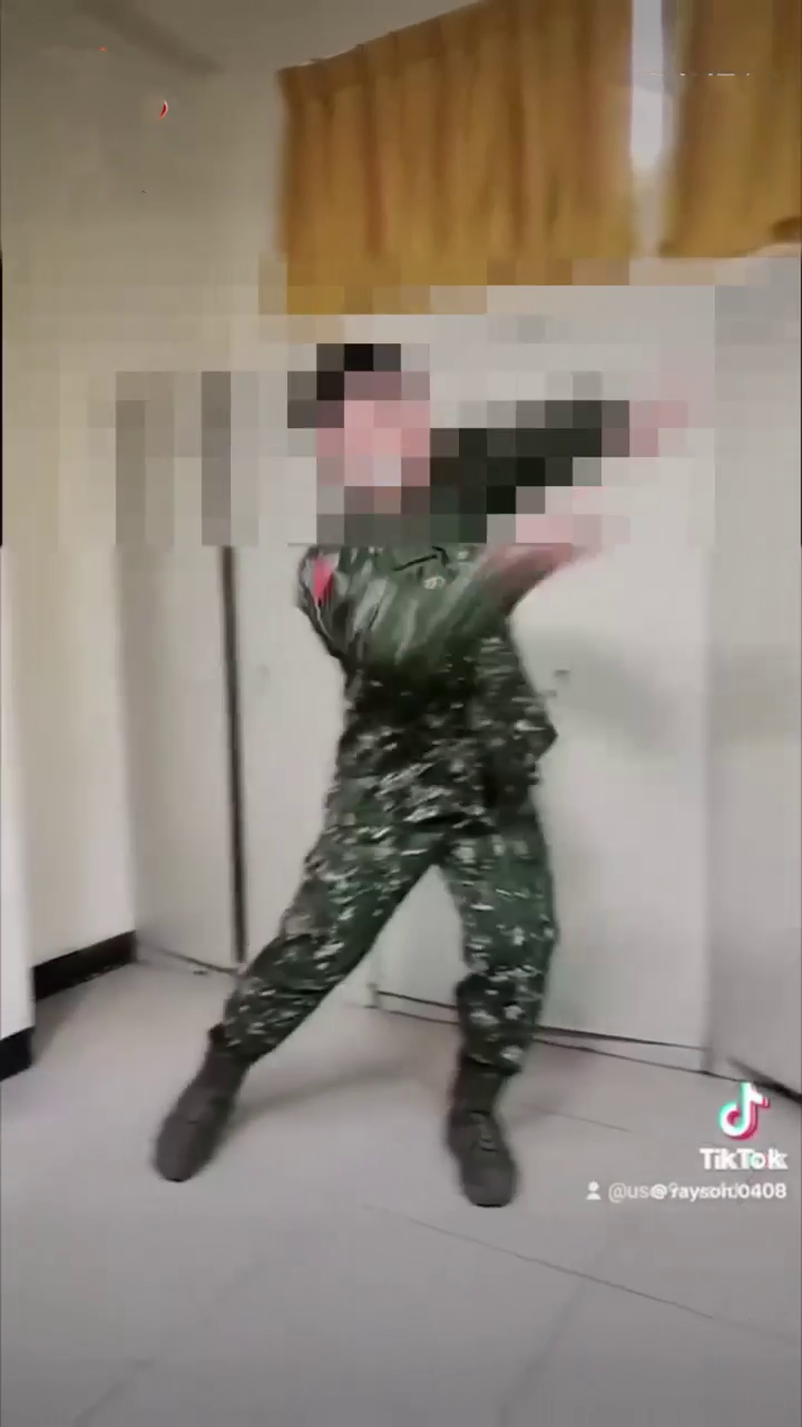 士兵大動作舞蹈。