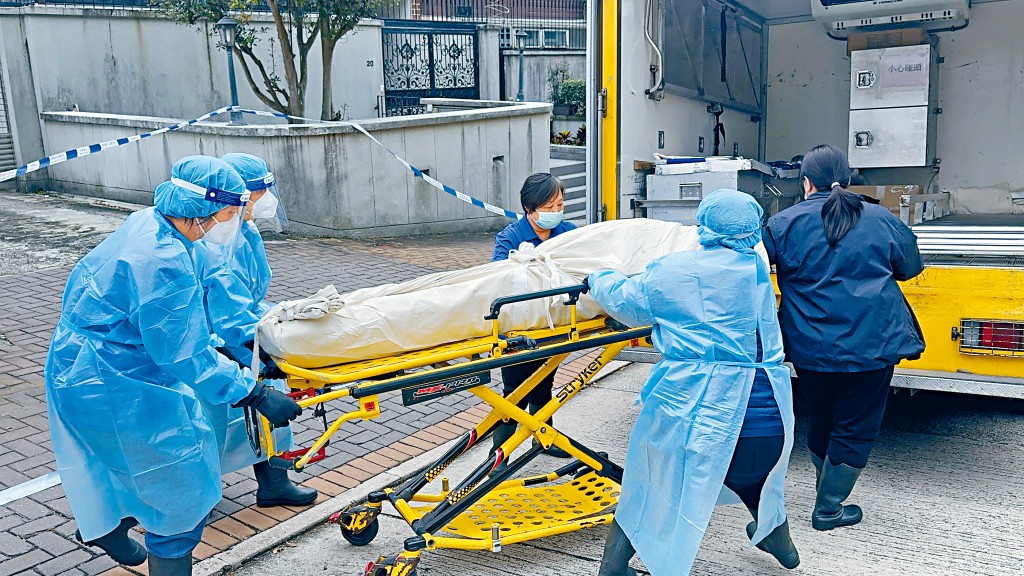 84歲老翁經檢驗後證實當場不治，遺體昨晨由仵工舁送殮房。