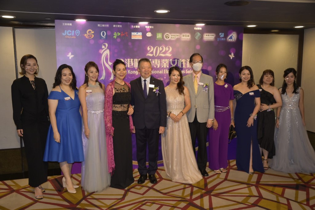 鄭文雅（左四）已為「2022全港時尚專業女性選舉」擔任評審多年。